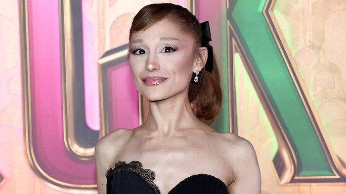 Ariana Grande, die in der Musical-Verfilmung die „gute Hexe“ Glinda spielt, schritt gerade mit ...