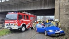 Ein Auto prallte in Kuchl gegen einen Brückenpfeiler.