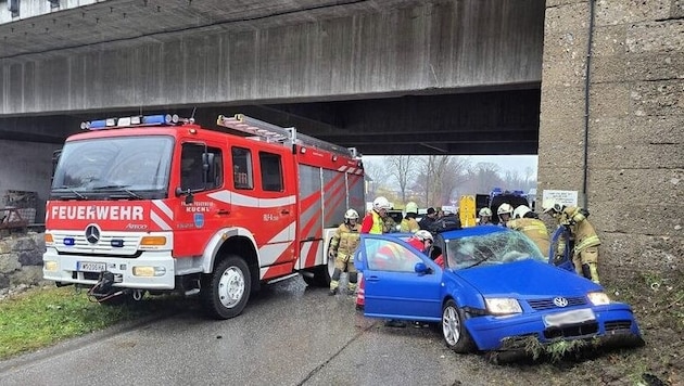 Ein Auto prallte in Kuchl gegen einen Brückenpfeiler.