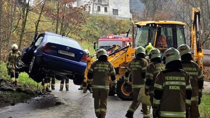 Feuerwehr im Einsatz: Das Unfallauto musste geborgen und abgeschleppt werden.