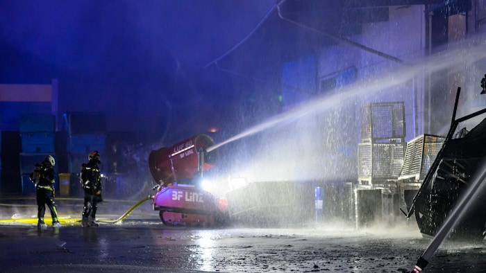 150 Feuerwehrleute halfen zusammen