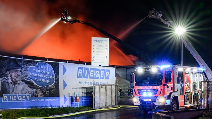 Auch Drehleitern waren im Einsatz