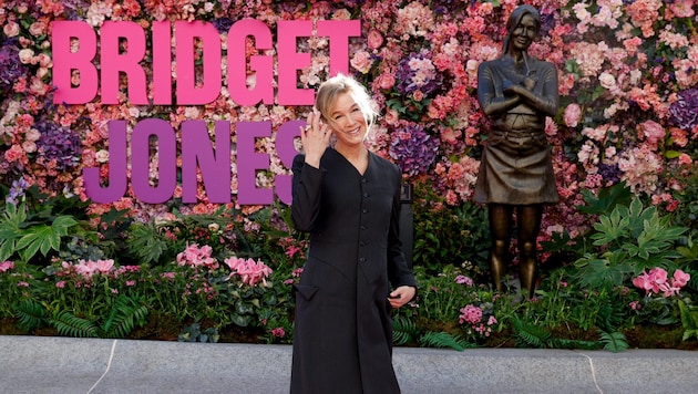 Renée Zellweger posierte am Londoner Leicester Square neben der Statue von Bridget Jones.