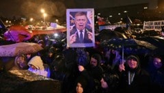 Ein Schmähbild auf der Demo zeigt Robert Fico, der sich vor Tafelkreide fürchtet – eine ...