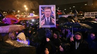 Ein Schmähbild auf der Demo zeigt Robert Fico, der sich vor Tafelkreide fürchtet – eine ...