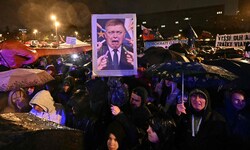 Ein Schmähbild auf der Demo zeigt Robert Fico, der sich vor Tafelkreide fürchtet – eine ...