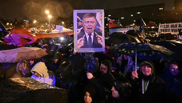 Ein Schmähbild auf der Demo zeigt Robert Fico, der sich vor Tafelkreide fürchtet – eine ...
