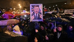 Ein Schmähbild auf der Demo zeigt Robert Fico, der sich vor Tafelkreide fürchtet – eine ...