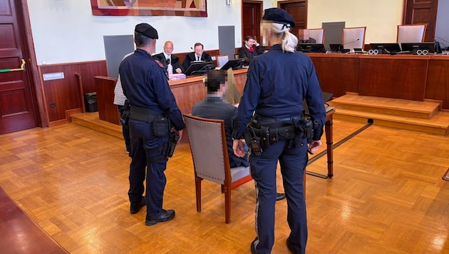 Der höfliche Angeklagte soll eine alte Dame brutalst ermordert haben.