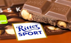 Ritter Sport muss wegen einer EU-Richtlinie Sticker auf manche Verpackungen kleben. ...