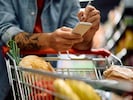 Die Preise in den Supermärkten stellen für viele Menschen ein Problem dar.