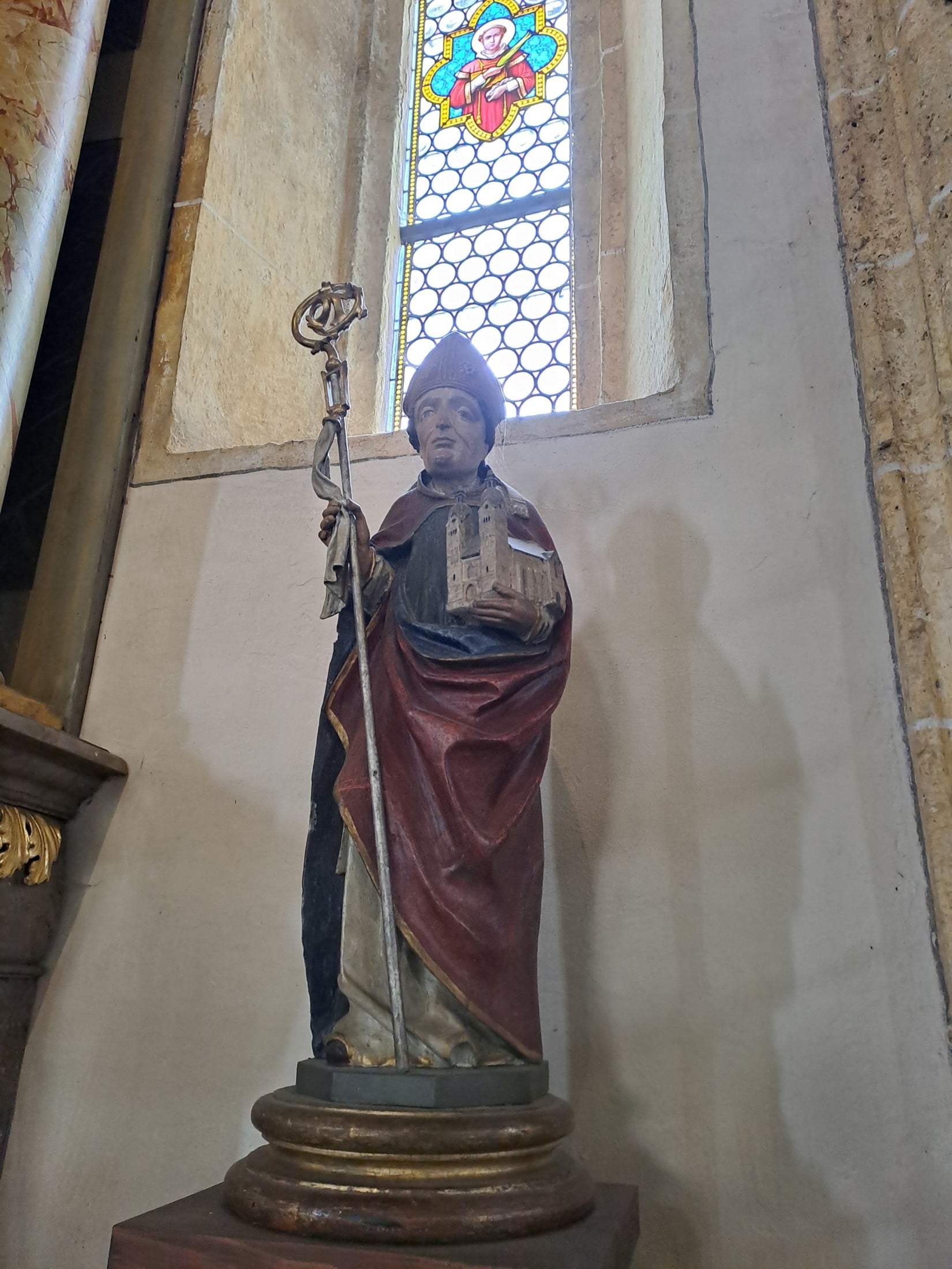 Modestusstatue in der Stiftskirche von Maria Saal: als Bischof mit dem Kirchenmodell.