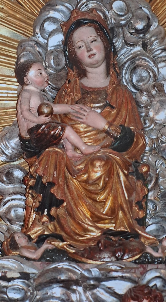 Maria mit dem Kind am Hochaltar in Maria Saal.