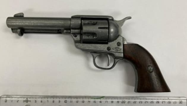 Zwei Jugendliche wurden am Montagabend von einem Pensionisten bedroht. Später stellte die ...