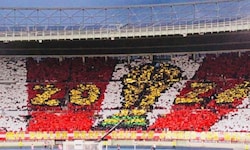 Mit dieser Choreographie im ersten Spiel gegen Rumänien machte die Fankurve im Happel-Stadion ...