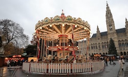 Insgesamt können in der Bundeshauptstadt 14 große Weihnachtsmärkte besucht werden. Vor dem ...