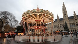 Insgesamt können in der Bundeshauptstadt 14 große Weihnachtsmärkte besucht werden. Vor dem ...