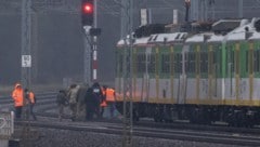 Ermittler untersuchen die durch die Explosion beschädigten Gleise. 