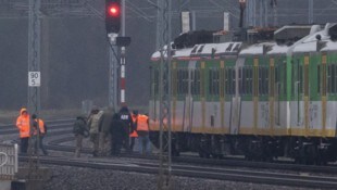 Ermittler untersuchen die durch die Explosion beschädigten Gleise. 