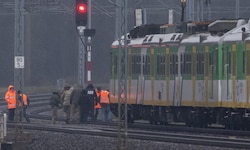 Ermittler untersuchen die durch die Explosion beschädigten Gleise. 