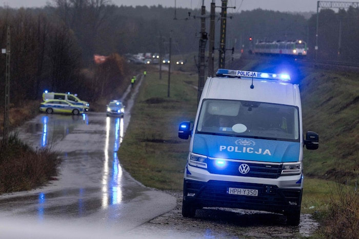 Polizeifahrzeuge in der Nähe der betroffenen Gleise