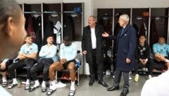 Josef Pröll mit Bundespräsident Van der Bellen in der Kabine des A-Teams.