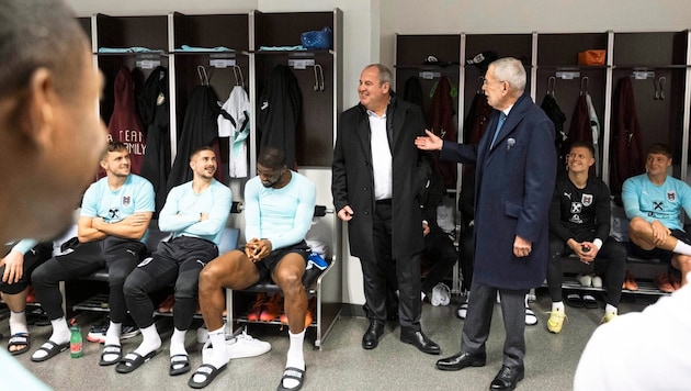 Josef Pröll mit Bundespräsident Van der Bellen in der Kabine des A-Teams.