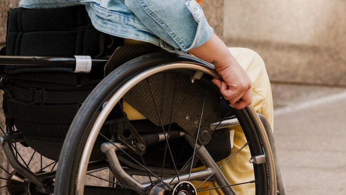 Ein Bauchgurt im Rollstuhl fällt unter Freiheitsbeschränkung.