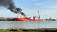 Der brennende Flüssiggastanker im ukrainischen Donau-Hafen Ismajil von der rumänischen Seite aus ...