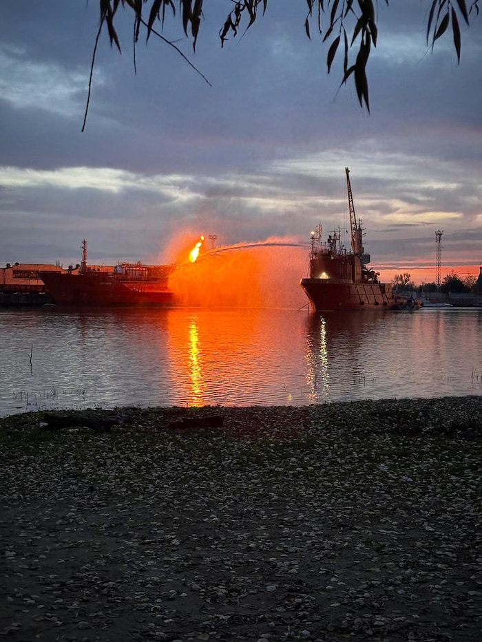 Hier werden die Flammen auf dem Frachtschiff gelöscht.