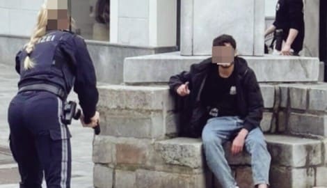 Ahmad. G. erlor bei dem Messerattentat einen Schuh, ließ sich in Socken und grinsend festnehmen. ...