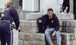 Ahmad. G. erlor bei dem Messerattentat einen Schuh, ließ sich in Socken und grinsend festnehmen. ...