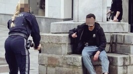 Ahmad. G. erlor bei dem Messerattentat einen Schuh, ließ sich in Socken und grinsend festnehmen. ...