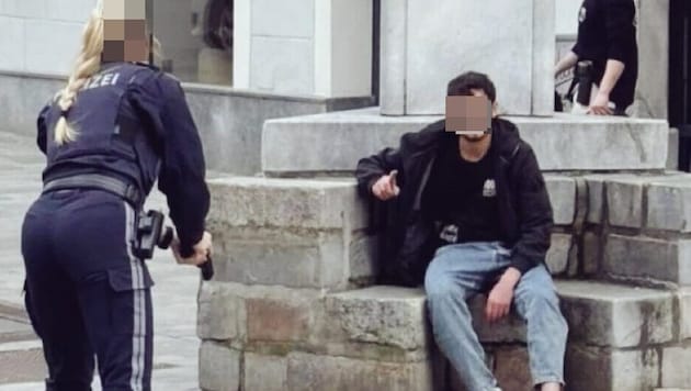 Ahmad. G. erlor bei dem Messerattentat einen Schuh, ließ sich in Socken und grinsend festnehmen. ...