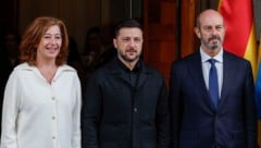 Der ukrainische Staatschef Wolodymyr Selenskyj mit der Sprecherin des Unterhauses und dem ...