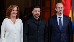 Der ukrainische Staatschef Wolodymyr Selenskyj mit der Sprecherin des Unterhauses und dem ...