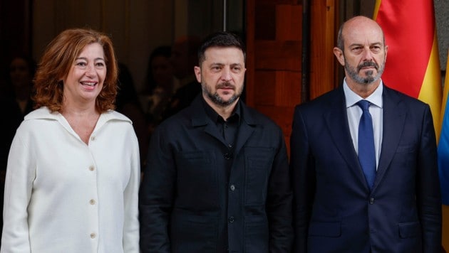 Der ukrainische Staatschef Wolodymyr Selenskyj mit der Sprecherin des Unterhauses und dem ...