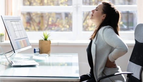 Mentale Belastung zeigt sich auch in Form von Rückenschmerzen.