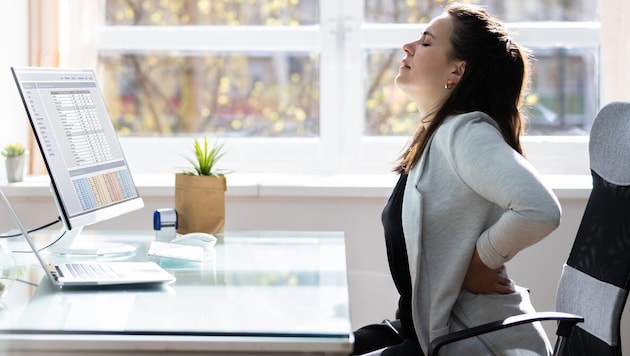 Mentale Belastung zeigt sich auch in Form von Rückenschmerzen.