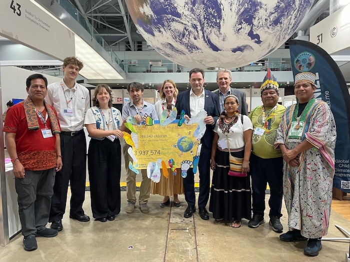 Übergabe der „Klimameilen“: Die beiden Jugenddelegierten Valentin Chavanne und Benedicta Opis ...