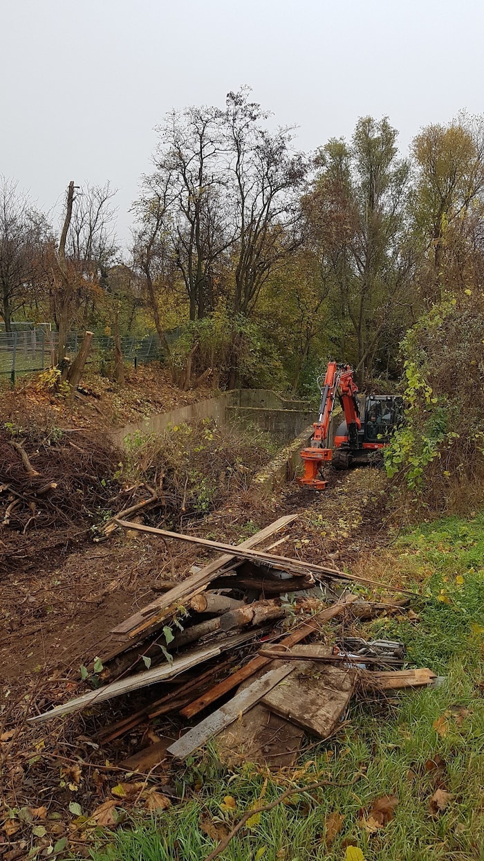 Das Auffangbecken, nachdem der Bagger fertig ist.