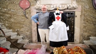 Kostüm-Direktor Jan Meier mit einem Chor-Kostüm aus der Zauberflöten-Produktion