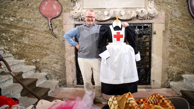 Kostüm-Direktor Jan Meier mit einem Chor-Kostüm aus der Zauberflöten-Produktion