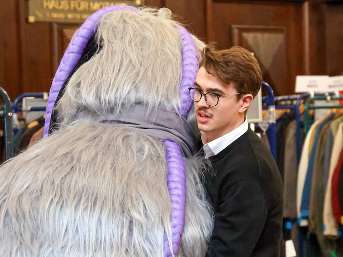 Fundus-Leiter Tobias Schneider-Lenz packt mit an.