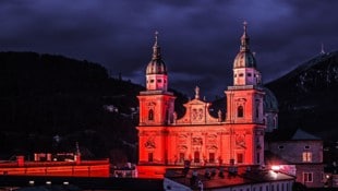 Der rot beleuchtete Salzburger Dom