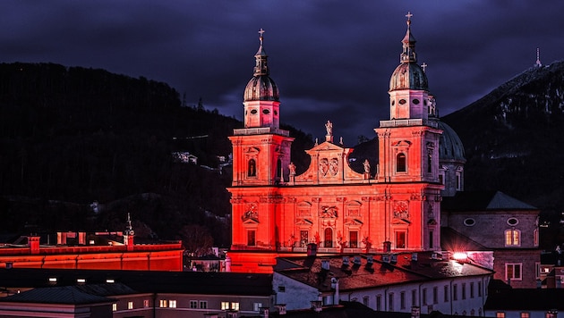 Der rot beleuchtete Salzburger Dom