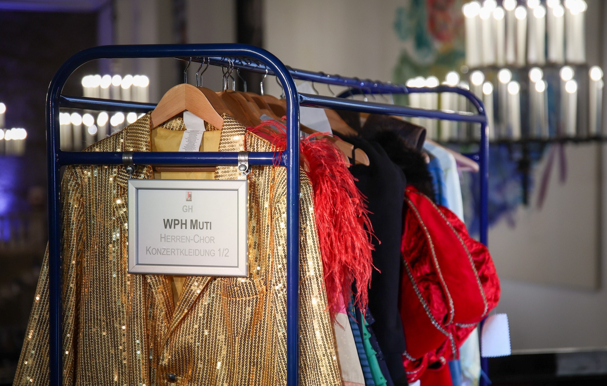 An Etiketten stehen Infos zu Produktionen und berühmten Vorbesitzern