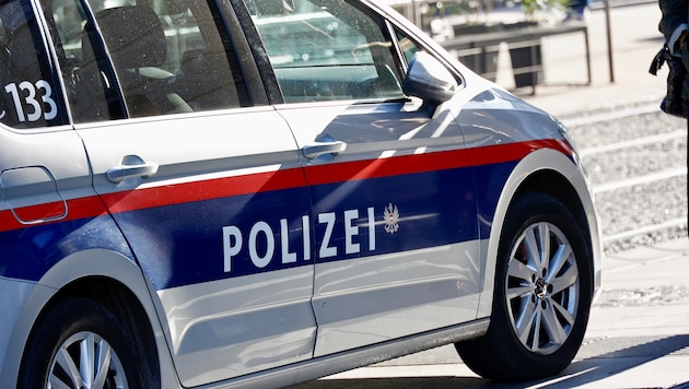 Die 78-Jährige versuchte eine Straßenbahn zu erreichen, konnte aber aufgrund der losfahrenden ...