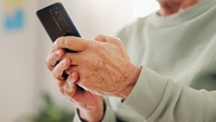 Hilfe versprach die Frau am Telefon einer 61-Jährigen, doch stattdessen stellte sie ihr eine ...
