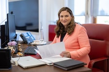 Finanzstadträtin Barbara Novak sitzt an den Zahlen. 